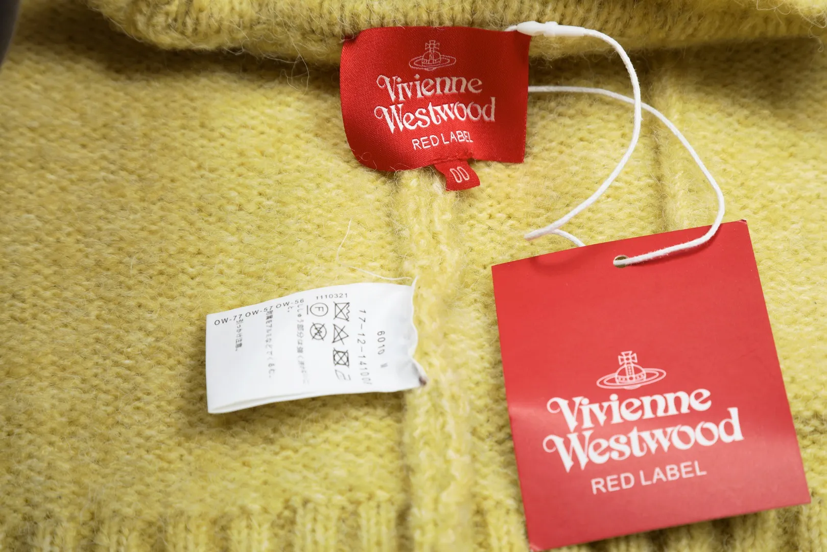VIVI137 vivienne west wood 25th new spring style cardigan with three-color yarn splicing and embroidered chapter design 🧩 5.5-count custom-woven and dyed tunic wool, definitely not the spandex imitation wool on the market 🧩100% restoration of heavy-duty weaving method loose cuffs restored original pattern 🧩super high embroidery density single chapter 20,000 stitches of embroidery 🧩100% chemically tested custom-woven and dyed wool 0 color difference Size: 1 yard (90-110 pounds) 2 yards (110-130 pounds) 3 yards (130-150 pounds) Color: gray yellow